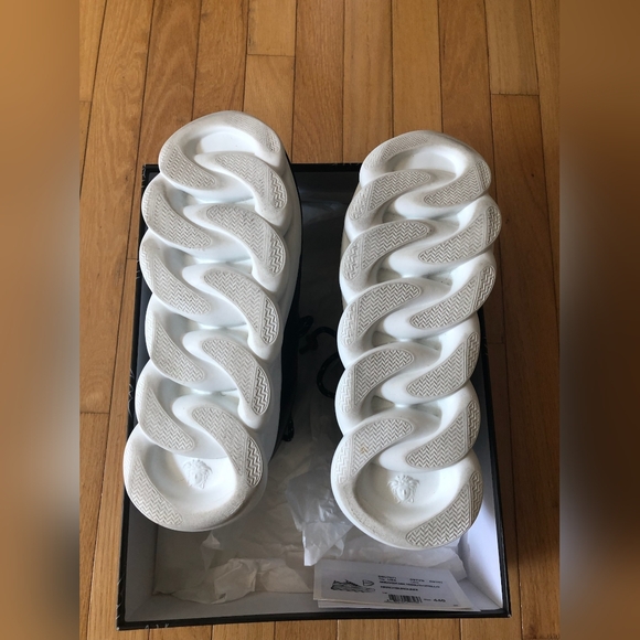 VERSACE Chain Reaction Sneakers - Picture 5 of 5